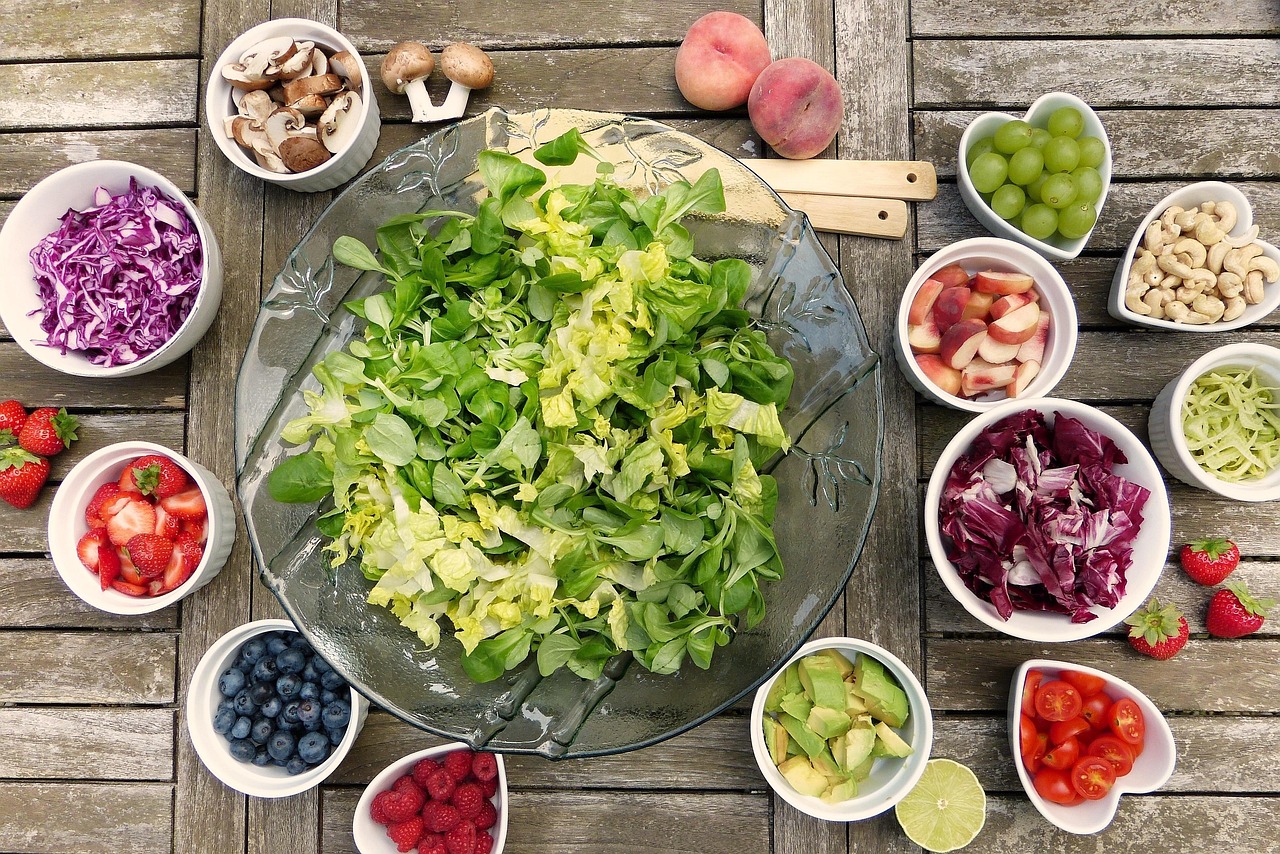 A plate of healthy, fresh vegetables indicating a low-purine diet