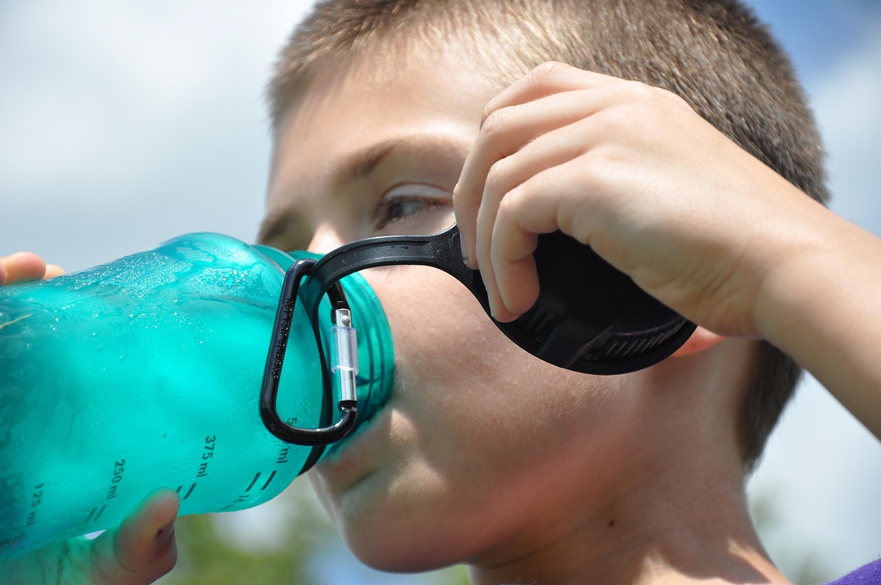 A person pouring a fresh glass of drinking water