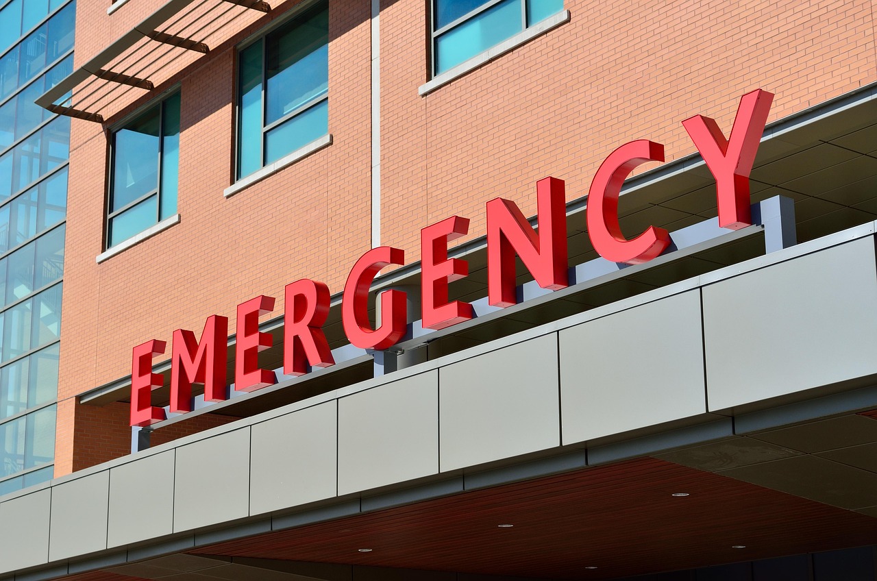 A hospital emergency room entrance sign